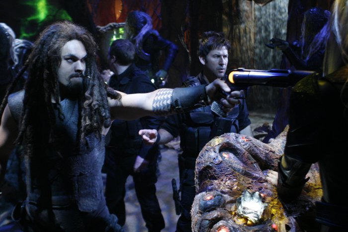 Ronon (Jason Momoa) draws his weapon on the Wraith.

