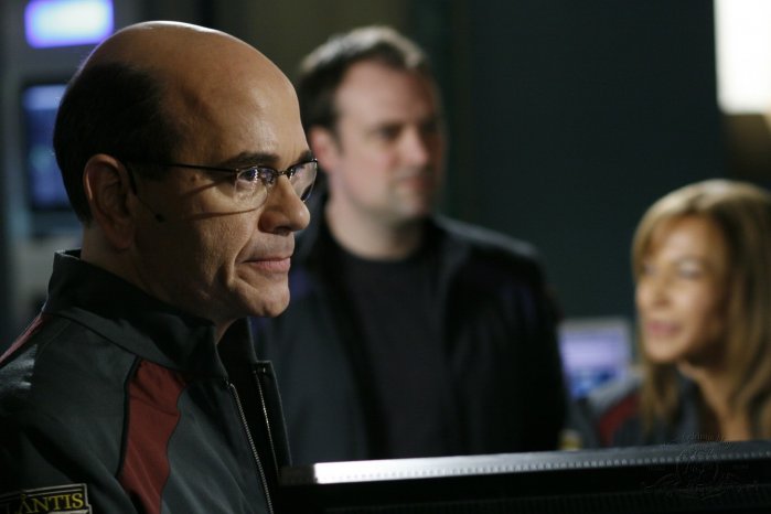 Woolsey (Robert Picardo) faces his first crisis situation as Atlantis's commander.
