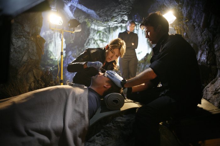 Dr. Jennifer Keller (Jewel Staite) examines Rodney (David Hewlett)
