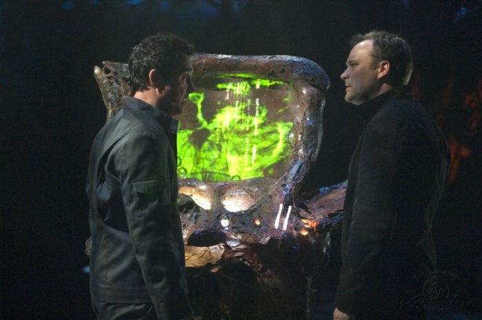 Beckett (Paul McGillion) and McKay (David Hewlett) discuss their findings.
