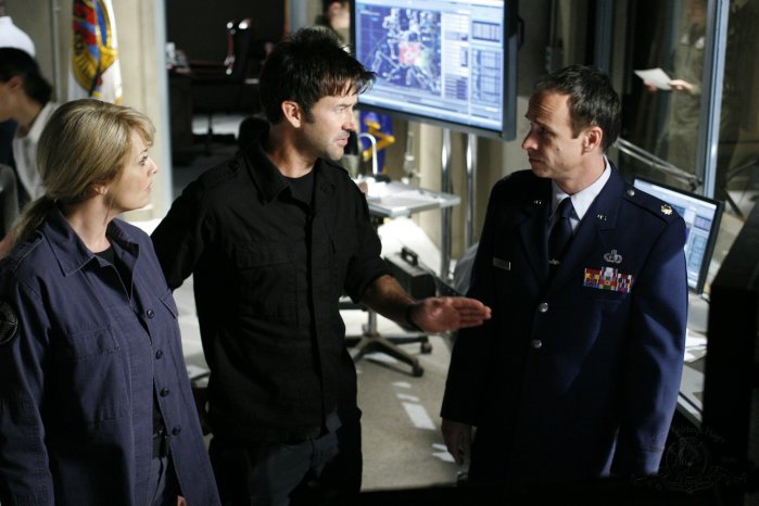 Sheppard, Carter, and Pentagon liaison Major Paul Davis (Colin Cunningham) assess the situation.
