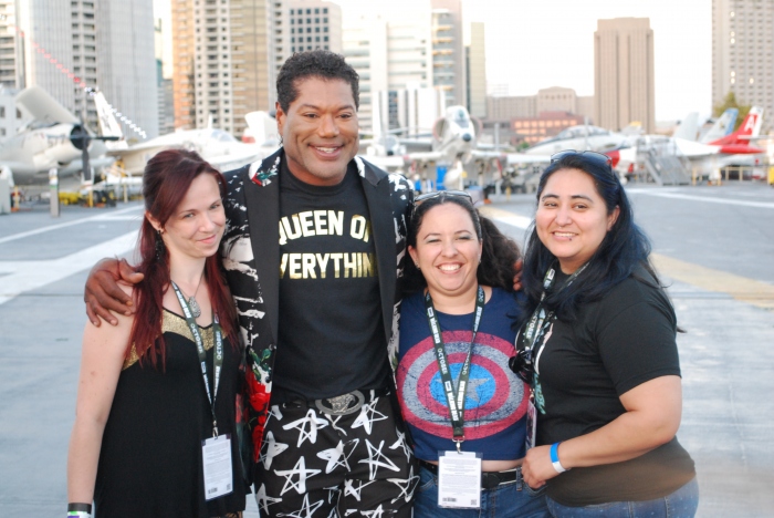 Christopher Judge poses for a photo op with fans
