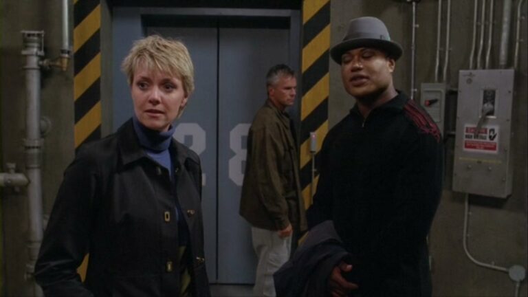 SG-1 ready to leave the base ("Revelations")
